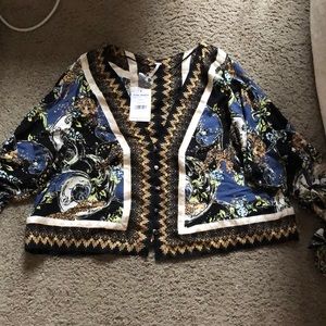 Cropped Black button down patterned blouse